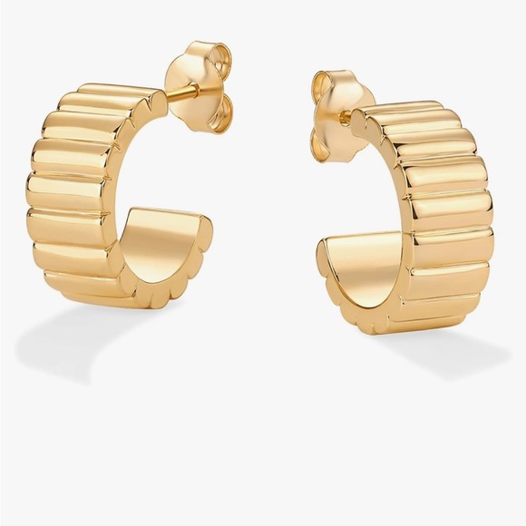 Huggie style ribbed Gold Hoop Earrings small and dainty casual everyday wear - Picture 1 of 3